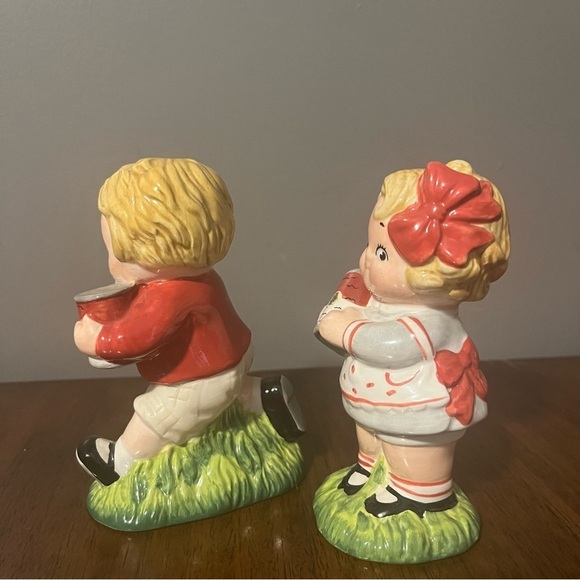 CAMPBELLS SOUP SALT PEPPER SHAKERS 2006
KID BOY FOOTBALL
GIRL RARE CHUBBY FACE - Picture 4 of 11